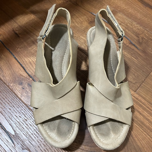 CL Laundry 8 wedges - Picture 1 of 3